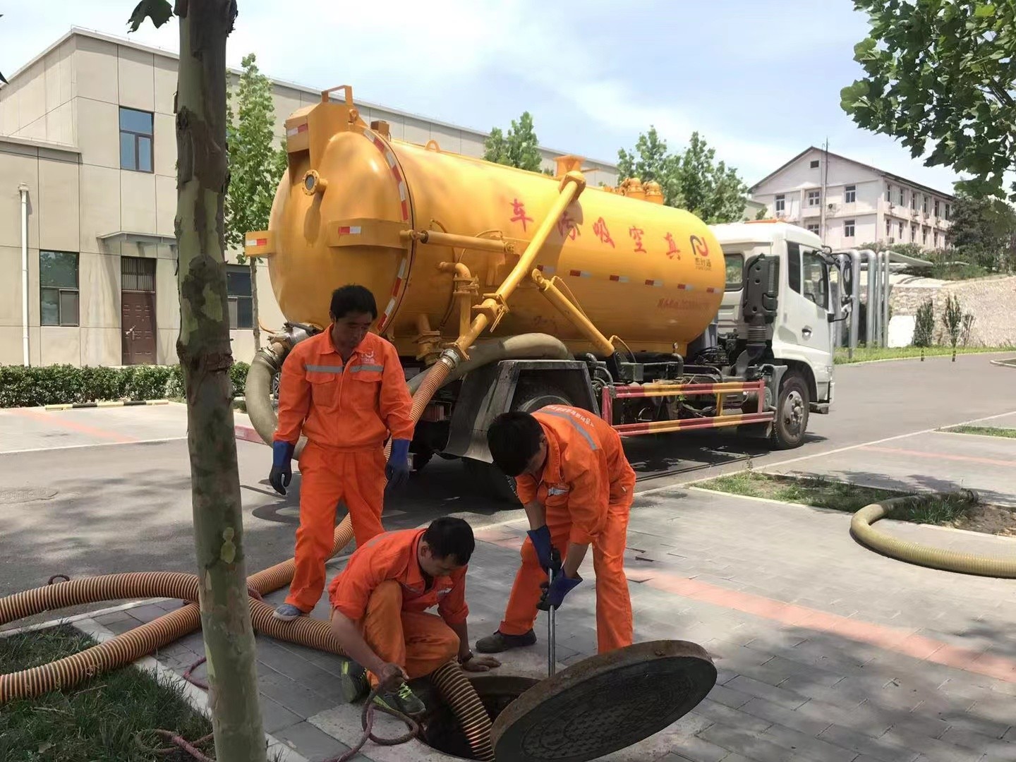 桐城管道疏通车停在窨井附近