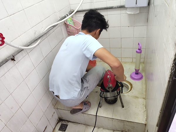 桐城管道堵塞冒臭气 专业师傅现场解决问题